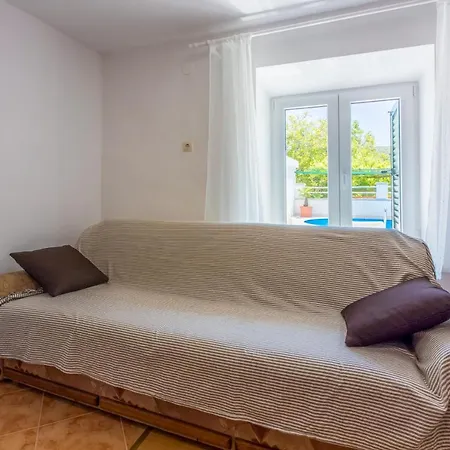 House Annie Drivenik