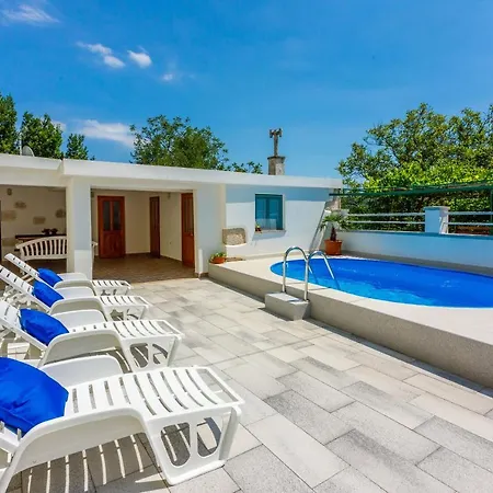 House Annie Drivenik