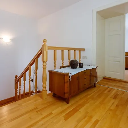 House Annie Drivenik