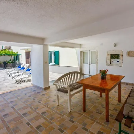 House Annie Drivenik